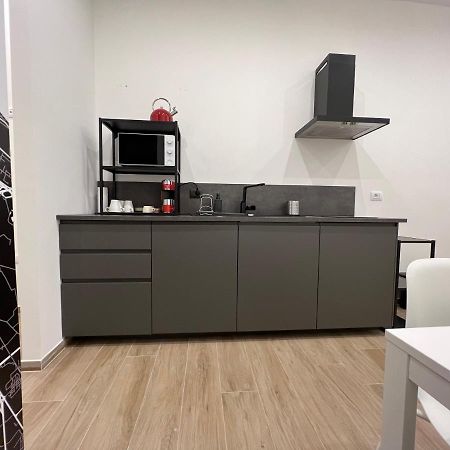 Citywise Vittorio - Independent Apartment Near Bari Central Station Bagian luar foto