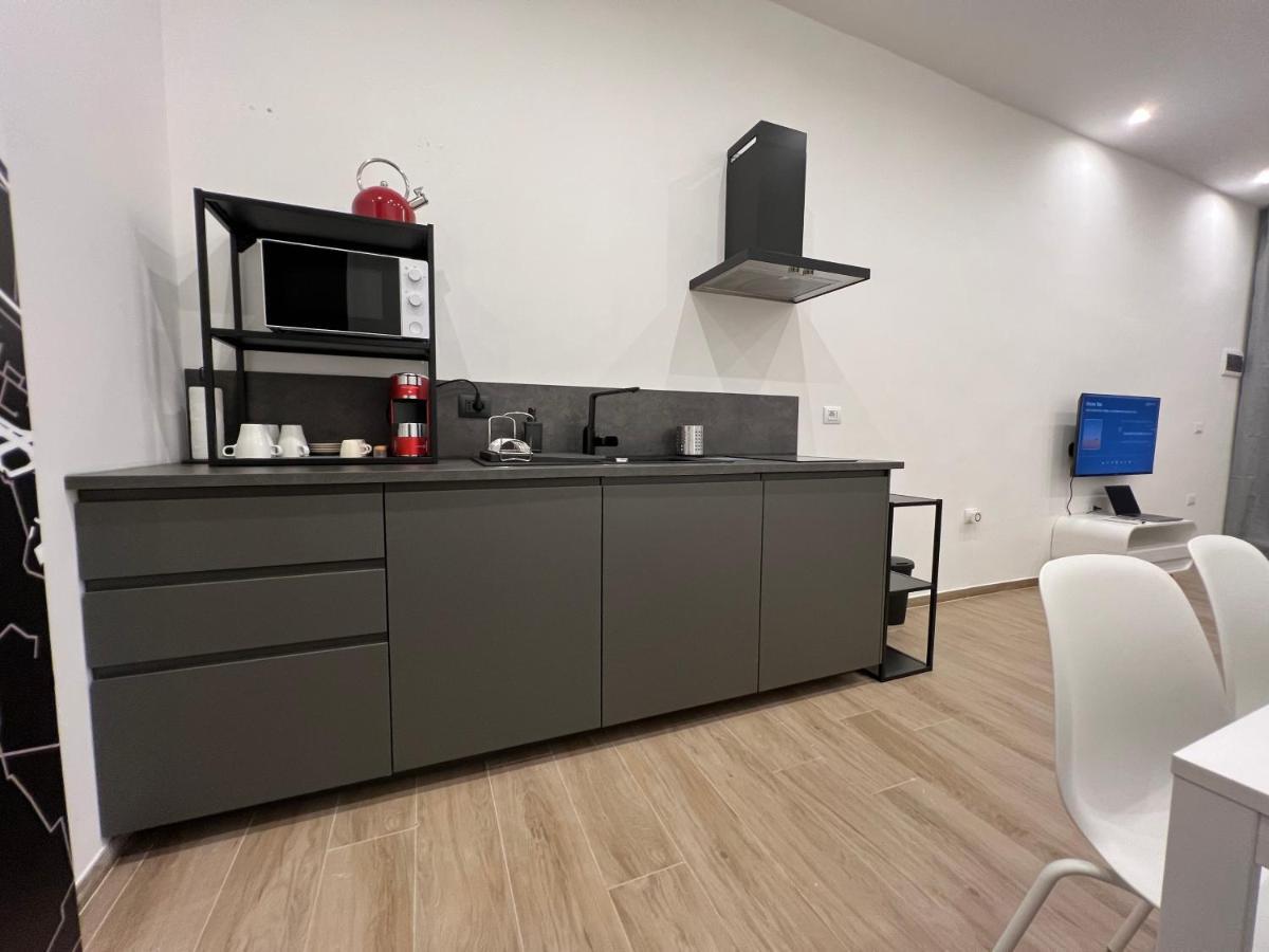 Citywise Vittorio - Independent Apartment Near Bari Central Station Bagian luar foto