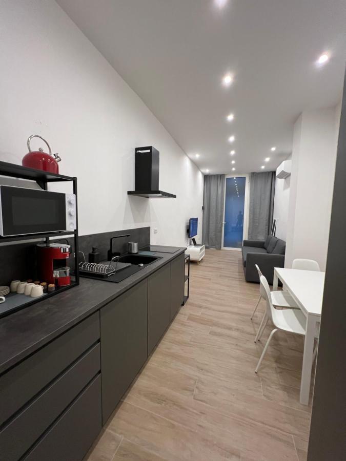Citywise Vittorio - Independent Apartment Near Bari Central Station Bagian luar foto
