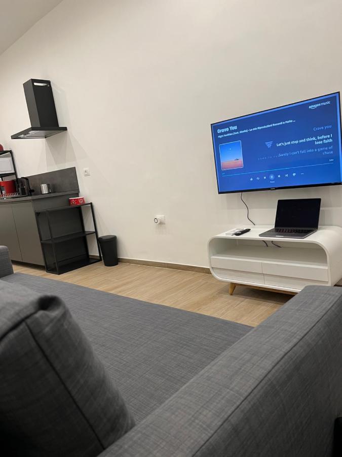 Citywise Vittorio - Independent Apartment Near Bari Central Station Bagian luar foto