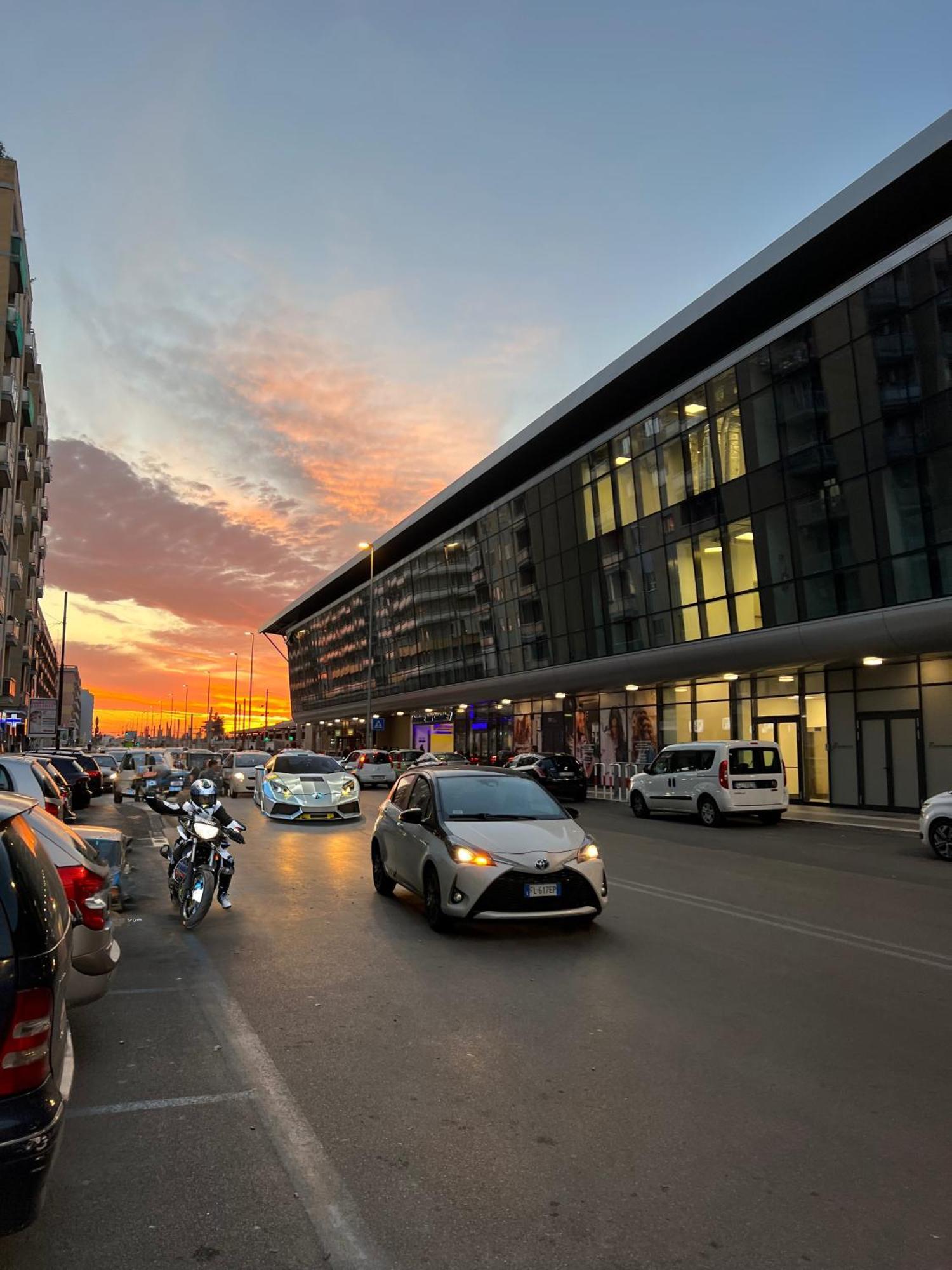 Citywise Vittorio - Independent Apartment Near Bari Central Station Bagian luar foto